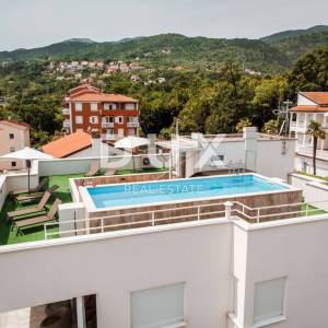 OPATIJA, IČIĆI - stan 79m2 s vrtom u novijoj gradnji s bazenom na krovu, pogled na more, parking