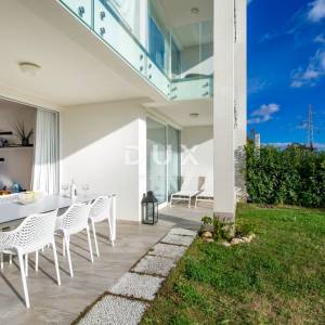OPATIJA, IČIĆI – zimski najam – moderan apartman s vrtom, terasom i bazenom