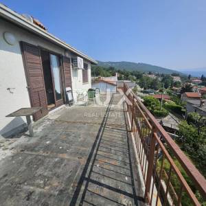 OPATIJA, IKA- 2 stana 143m2 (80m2 + 63m2) prizemlje i 2.kat s pogledom na more + okoliš 250m2