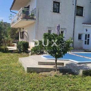 OPATIJA, IKA - Etaža kuće sa 2 apartmana, vlastitim bazenom i okućnicom