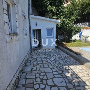 OPATIJA, IKA - Etaža kuće sa 2 apartmana, vlastitim bazenom i okućnicom