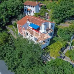 OPATIJA, IKA - PRILIKA! Samostojeća kuća na samo 80m od mora!