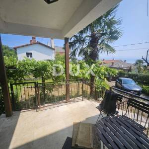 OPATIJA, IKA - stan 80m2, DB+2S, prizemlje, s pogledom na more i velikom terasom + okućnica cca 125m2