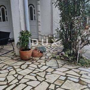OPATIJA, IKA - stan u prizemlju s bazenom i pogledom na more! PRILIKA!
