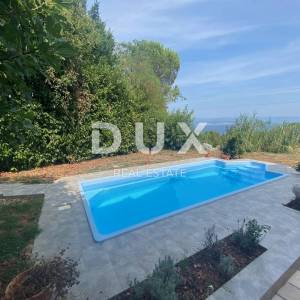 OPATIJA, IKA - stan u prizemlju s bazenom i pogledom na more! PRILIKA!