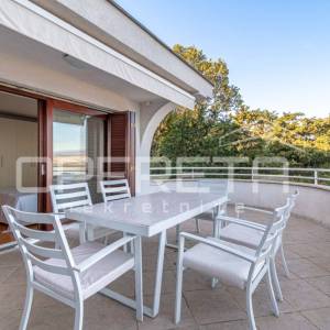 OPATIJA – Impozantna vila s panoramskim pogledom, 650 m od mora!
