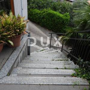 OPATIJA, KASTAV, TRINAJSTIĆI- kuća 110m2 s pogledom na more + garaža 90m2 + pomoćne zgrade 45m2 + okoliš 4100m2