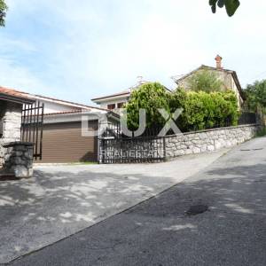 OPATIJA, KASTAV, TRINAJSTIĆI- kuća 110m2 s pogledom na more + garaža 90m2 + pomoćne zgrade 45m2 + okoliš 4100m2