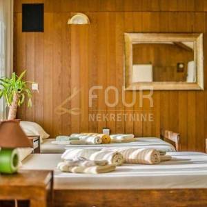 Opatija, kuća s 10 apartmana i pogledom na more, 586m2