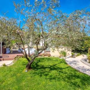 OPATIJA, LOVRAN- Apartmanska zgrada od 700m2 s bazenom + 6000m2 zemljišta s projektom za wellness resort s 28 soba