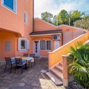 OPATIJA, LOVRAN- Apartmanska zgrada od 700m2 s bazenom + 6000m2 zemljišta s projektom za wellness resort s 28 soba