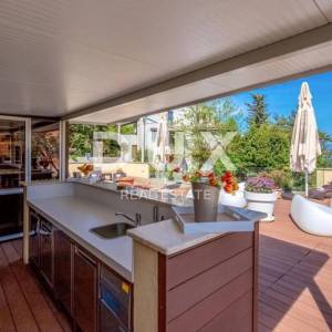 OPATIJA, LOVRAN- Apartmanska zgrada od 700m2 s bazenom + 6000m2 zemljišta s projektom za wellness resort s 28 soba