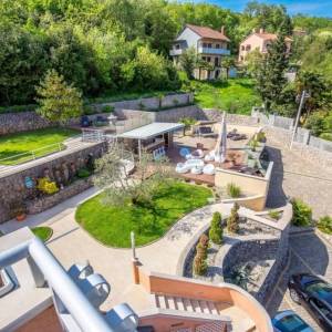 OPATIJA, LOVRAN- Apartmanska zgrada od 700m2 s bazenom + 6000m2 zemljišta s projektom za wellness resort s 28 soba