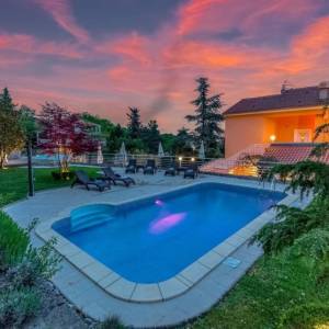 OPATIJA, LOVRAN- Apartmanska zgrada od 700m2 s bazenom + 6000m2 zemljišta s projektom za wellness resort s 28 soba