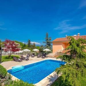 OPATIJA, LOVRAN- apartmanska zgrada od 700m2 s bazenom + 6000m2 zemljišta s građevnom dozvolom za wellness resort s 28 soba...