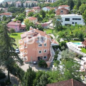 OPATIJA, LOVRAN- apartmanska zgrada od 700m2 s bazenom + 6000m2 zemljišta s građevnom dozvolom za wellness resort s 28 soba...