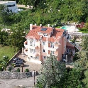 OPATIJA, LOVRAN- apartmanska zgrada od 700m2 s bazenom + 6000m2 zemljišta s građevnom dozvolom za wellness resort s 28 soba...