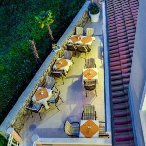 OPATIJA, LOVRAN- apartmanska zgrada od 700m2 s bazenom + 6000m2 zemljišta s građevnom dozvolom za wellness resort s 28 soba...