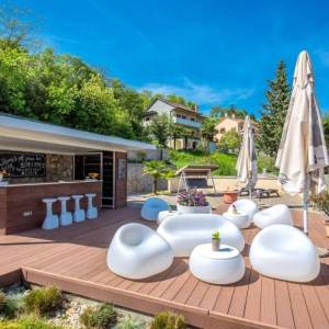 OPATIJA, LOVRAN- apartmanska zgrada od 700m2 s bazenom + 6000m2 zemljišta s građevnom dozvolom za wellness resort s 28 soba...