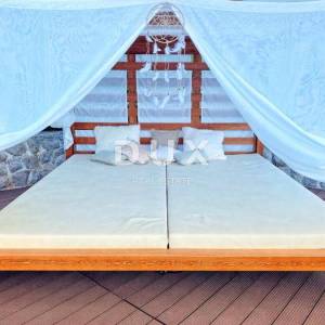 OPATIJA, LOVRAN- apartmanska zgrada od 700m2 s bazenom + 6000m2 zemljišta s građevnom dozvolom za wellness resort s 28 soba...