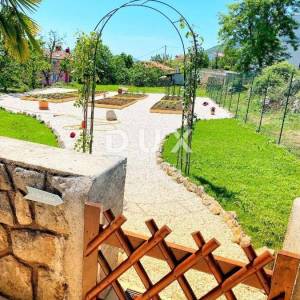 OPATIJA, LOVRAN- apartmanska zgrada od 700m2 s bazenom + 6000m2 zemljišta s građevnom dozvolom za wellness resort s 28 soba...