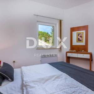 OPATIJA, LOVRAN- apartmanska zgrada od 700m2 s bazenom + 6000m2 zemljišta s građevnom dozvolom za wellness resort s 28 soba...