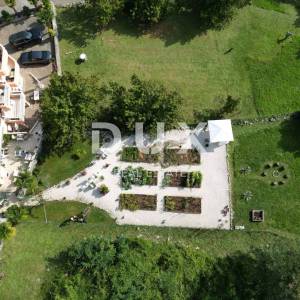 OPATIJA, LOVRAN- apartmanska zgrada od 700m2 s bazenom + 6000m2 zemljišta s građevnom dozvolom za wellness resort s 28 soba...