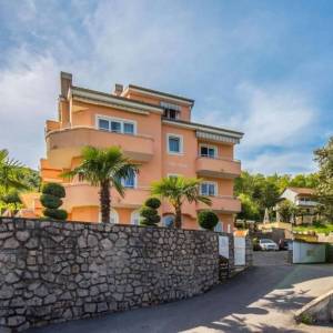 OPATIJA, LOVRAN- apartmanska zgrada od 700m2 s bazenom + 6000m2 zemljišta s građevnom dozvolom za wellness resort s 28 soba...