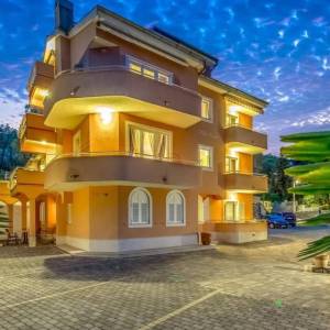 OPATIJA, LOVRAN- apartmanska zgrada od 700m2 s bazenom + 6000m2 zemljišta s građevnom dozvolom za wellness resort s 28 soba...