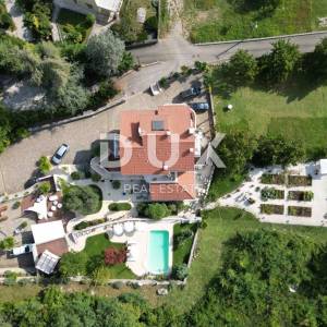 OPATIJA, LOVRAN- apartmanska zgrada od 700m2 s bazenom + 6000m2 zemljišta s građevnom dozvolom za wellness resort s 28 soba...
