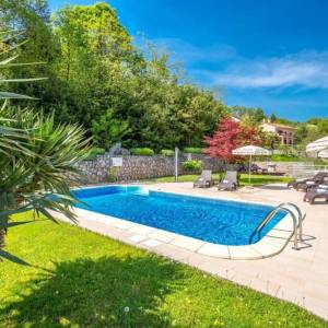 OPATIJA, LOVRAN- apartmanska zgrada od 700m2 s bazenom + 6000m2 zemljišta s građevnom dozvolom za wellness resort s 28 soba...