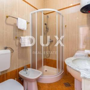 OPATIJA, LOVRAN- apartmanska zgrada od 700m2 s bazenom + 6000m2 zemljišta s građevnom dozvolom za wellness resort s 28 soba...