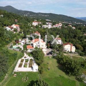 OPATIJA, LOVRAN- apartmanska zgrada od 700m2 s bazenom + 6000m2 zemljišta s građevnom dozvolom za wellness resort s 28 soba...