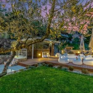 OPATIJA, LOVRAN- apartmanska zgrada od 700m2 s bazenom + 6000m2 zemljišta s građevnom dozvolom za wellness resort s 28 soba...