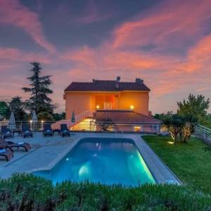 OPATIJA, LOVRAN- apartmanska zgrada od 700m2 s bazenom + 6000m2 zemljišta s građevnom dozvolom za wellness resort s 28 soba...