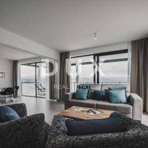 OPATIJA, LOVRAN, LIGANJ - stan u vili s bazenom 120m2+terasa 26m2 s panoramskim pogledom na more + okoliš 163m2