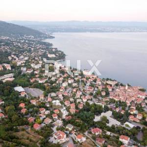 OPATIJA, LOVRAN, LIGANJ - Stan u vili s bazenom 120m2+terasa 27m2s panoramskim pogledom na more + okoliš 105m2