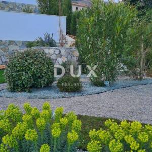OPATIJA, LOVRAN, LIGANJ - Stan u vili s bazenom 120m2+terasa 27m2s panoramskim pogledom na more + okoliš 105m2