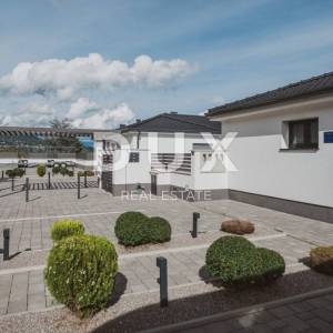 OPATIJA, LOVRAN, LIGANJ - Stan u vili s bazenom 120m2+terasa 27m2s panoramskim pogledom na more + okoliš 105m2