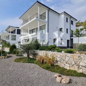 OPATIJA, LOVRAN, LIGANJ - Stan u vili s bazenom 120m2+terasa 27m2s panoramskim pogledom na more + okoliš 105m2