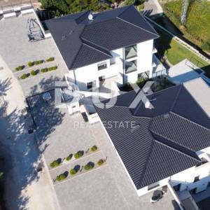 OPATIJA, LOVRAN, LIGANJ - Stan u vili s bazenom 120m2+terasa 27m2s panoramskim pogledom na more + okoliš 105m2