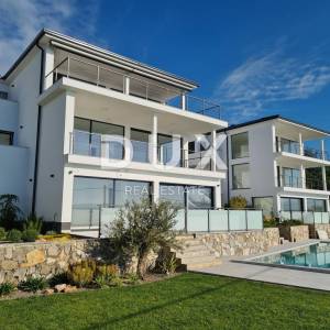 OPATIJA, LOVRAN, LIGANJ - Stan u vili s bazenom 120m2+terasa 27m2s panoramskim pogledom na more + okoliš 105m2