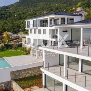 OPATIJA, LOVRAN, LIGANJ - Stan u vili s bazenom 120m2+terasa 27m2s panoramskim pogledom na more + okoliš 105m2