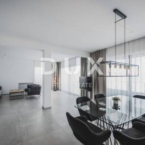 OPATIJA, LOVRAN, LIGANJ - Stan u vili s bazenom 120m2+terasa 27m2s panoramskim pogledom na more + okoliš 105m2