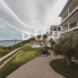 OPATIJA, LOVRAN, LIGANJ - Stan u vili s bazenom 120m2+terasa 27m2s panoramskim pogledom na more + okoliš 105m2