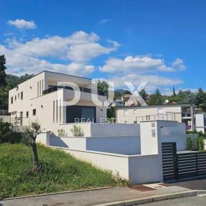 OPATIJA, LOVRAN - luksuzna vila s dvije stambene jedinice i bazenom, 300m od mora