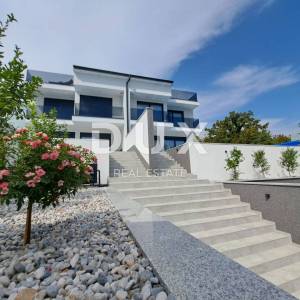 OPATIJA, LOVRAN - luksuzna vila s dva stana, dva bazena i pogledom na more 