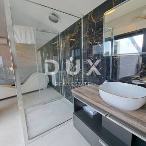 OPATIJA, LOVRAN - luksuzna vila s dva stana, dva bazena i pogledom na more 