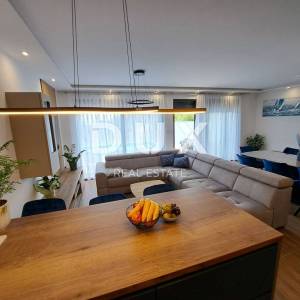 OPATIJA, LOVRAN - luksuzna vila s dva stana, dva bazena i pogledom na more 