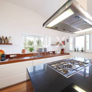 OPATIJA, LOVRAN - penthouse s bazenom, okućnicom i panoramskim pogledom